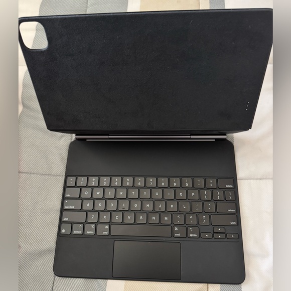 Apple - Smart Keyboard Folio 11” iPad Pro (4th Gen) iPad Air (5th Gen) - Black - Picture 9 of 15